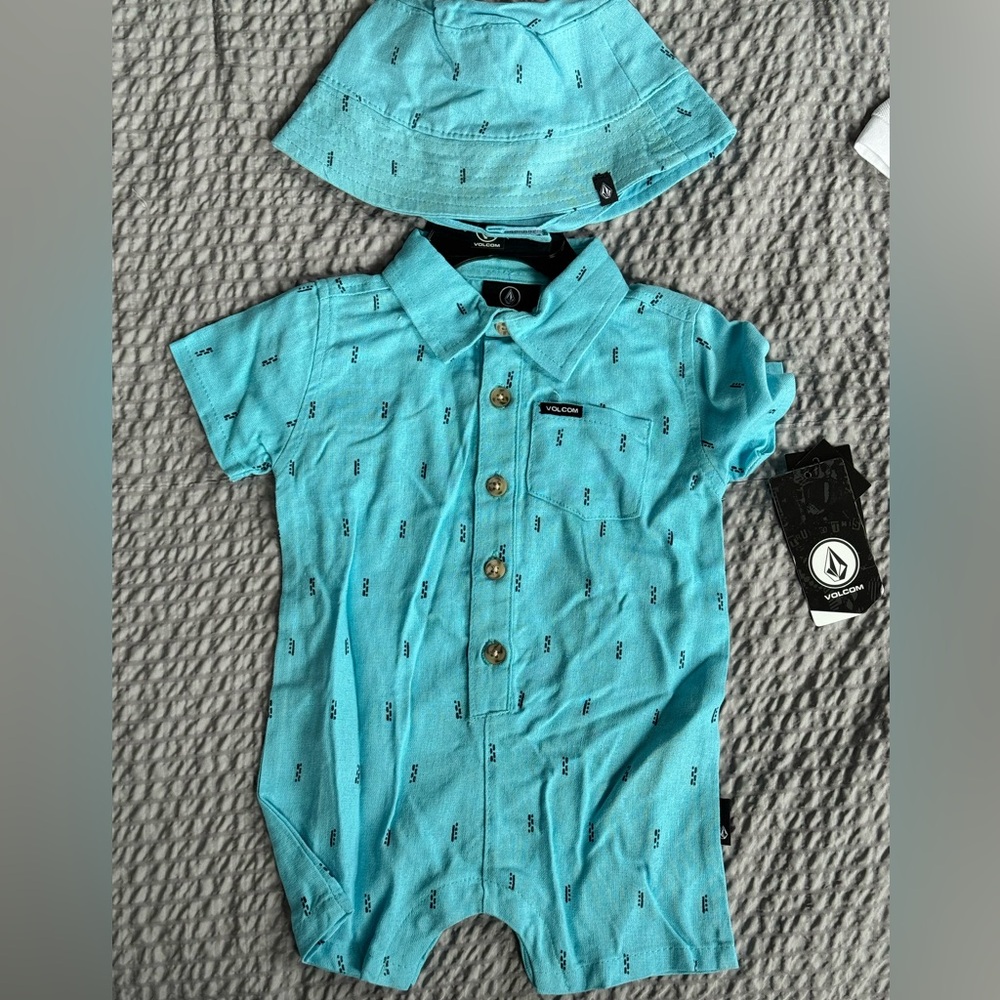 ⚠️Volcom Button Down Shirt with Hat⚠️